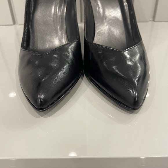 Stuart Weitzman Women’s Black Leather Eva 100 pointed toe pump in 38 like new - Picture 3 of 5